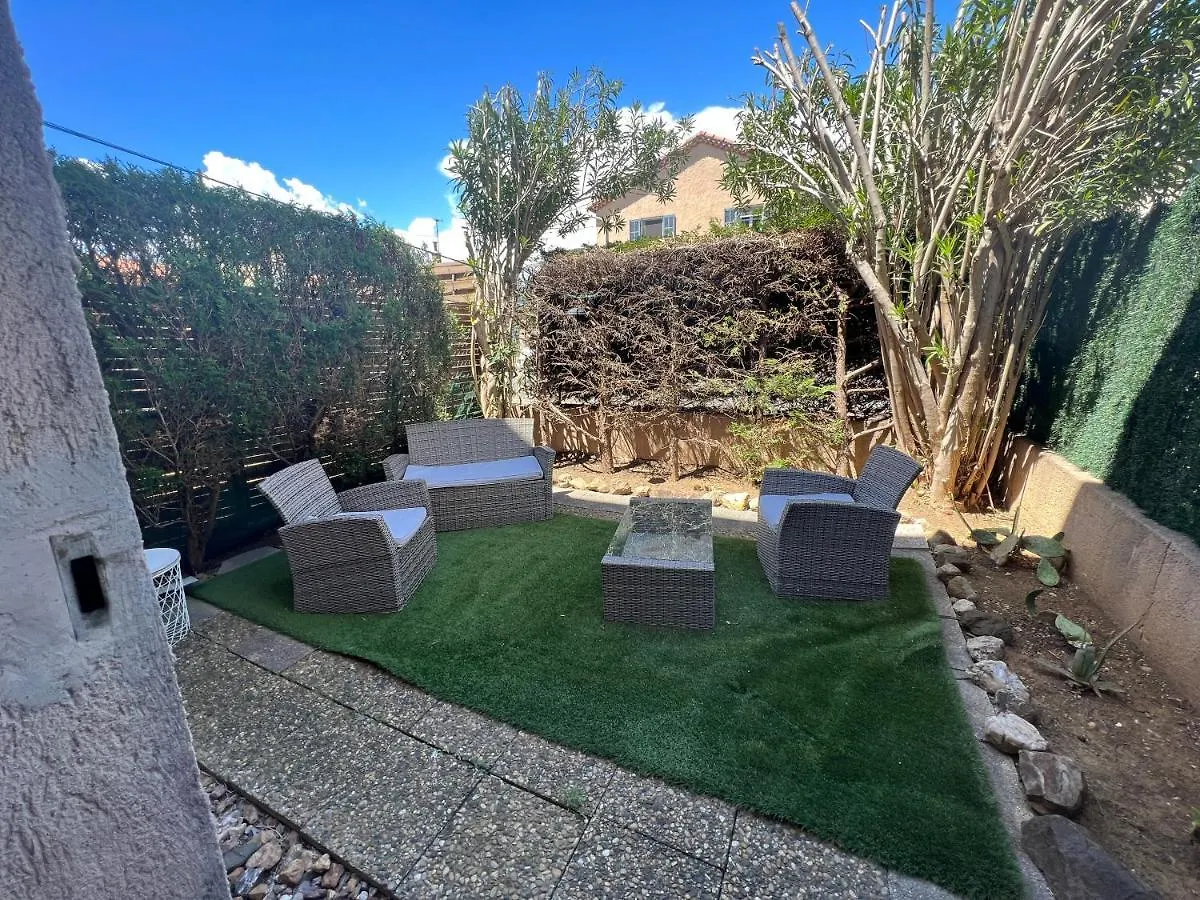 Appartement Pour 2 Personnes En Ville Avec Terrasse La Londe-les-Maures Apartment