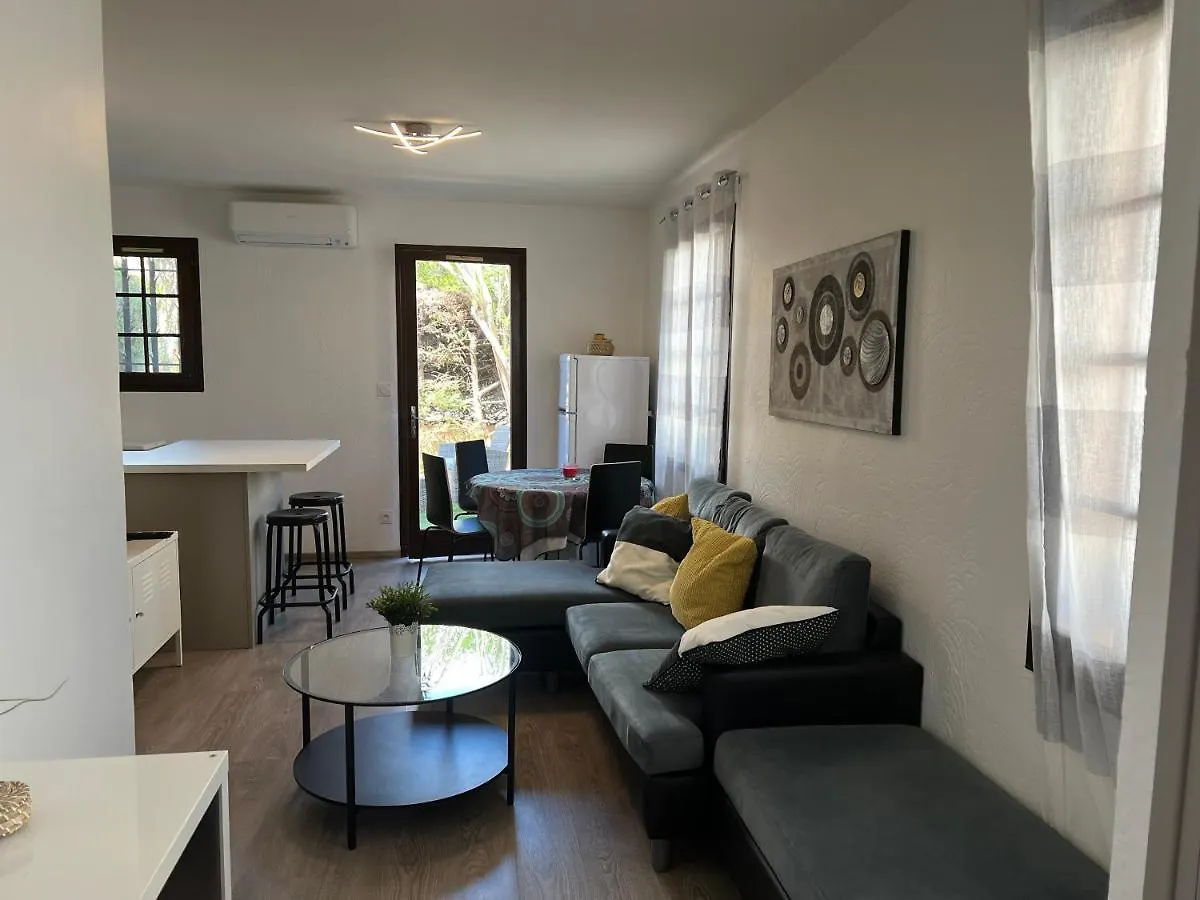 Appartement Pour 2 Personnes En Ville Avec Terrasse La Londe-les-Maures 0*,